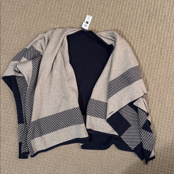 CAbi Reversible Poncho in Med/Large, Navy and Khaki - Picture 5 of 7